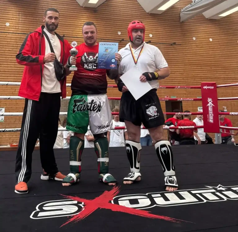 KSC Leonberg Wettkampf – Kickboxer mit Pokal und Medaille beim Kampfsport Turnier